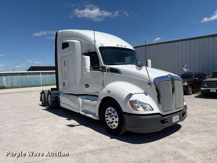 image for item FC3152 2016 Kenworth T680 semi truck