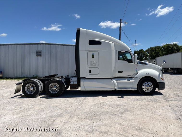 image for item FC3152 2016 Kenworth T680 semi truck