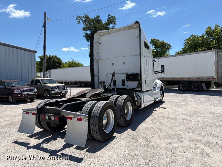 image for item FC3152 2016 Kenworth T680 semi truck