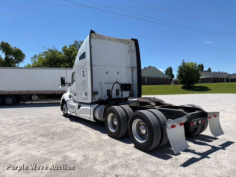 image for item FC3152 2016 Kenworth T680 semi truck