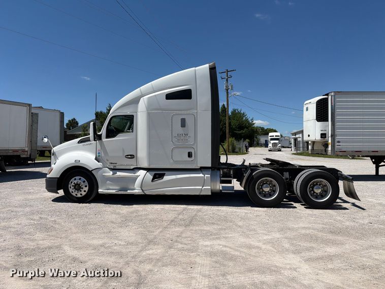 image for item FC3152 2016 Kenworth T680 semi truck