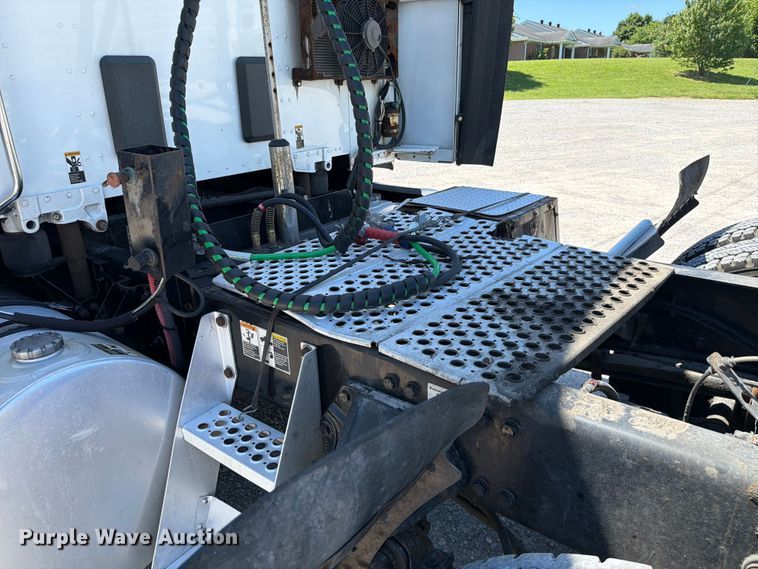 image for item FC3152 2016 Kenworth T680 semi truck
