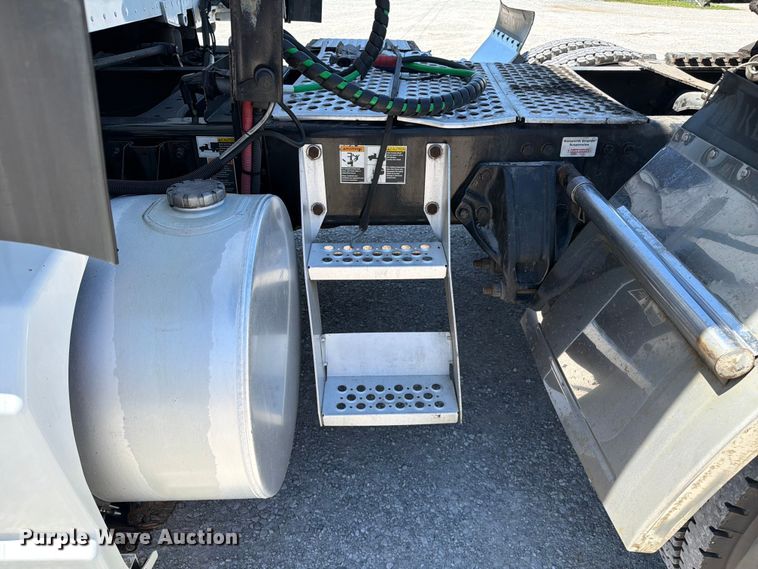image for item FC3152 2016 Kenworth T680 semi truck