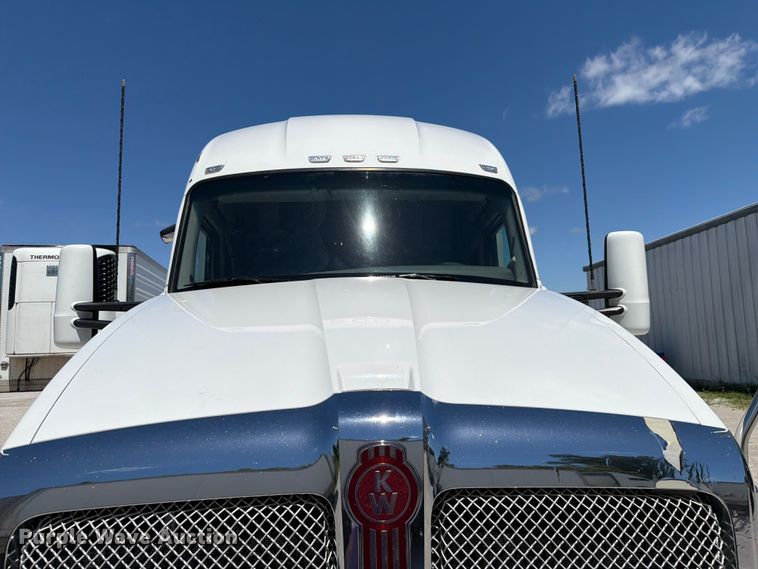 image for item FC3152 2016 Kenworth T680 semi truck