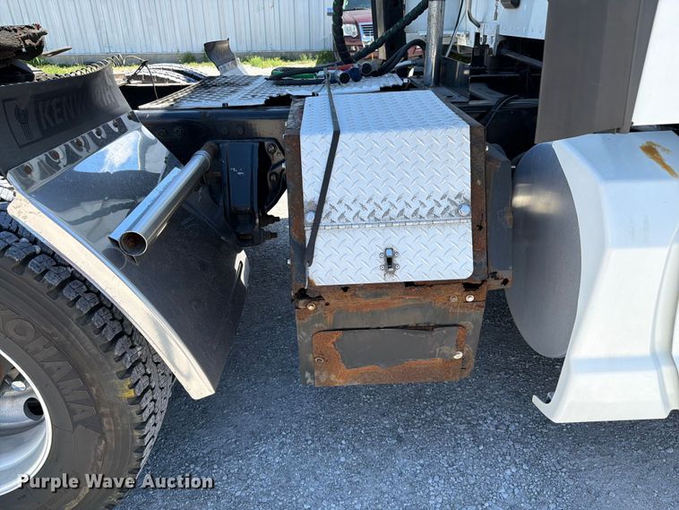 image for item FC3152 2016 Kenworth T680 semi truck