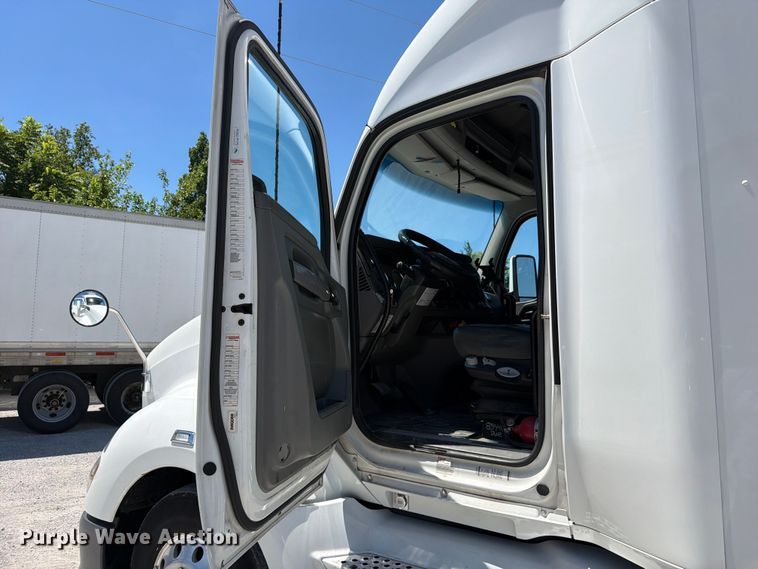 image for item FC3152 2016 Kenworth T680 semi truck