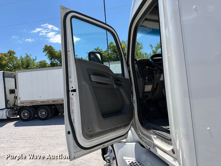 image for item FC3152 2016 Kenworth T680 semi truck