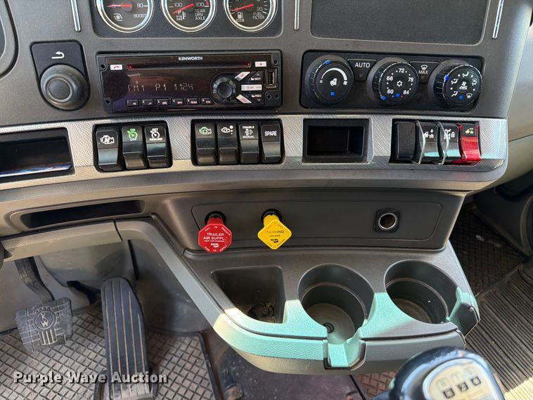 image for item FC3152 2016 Kenworth T680 semi truck