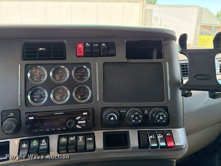 image for item FC3152 2016 Kenworth T680 semi truck