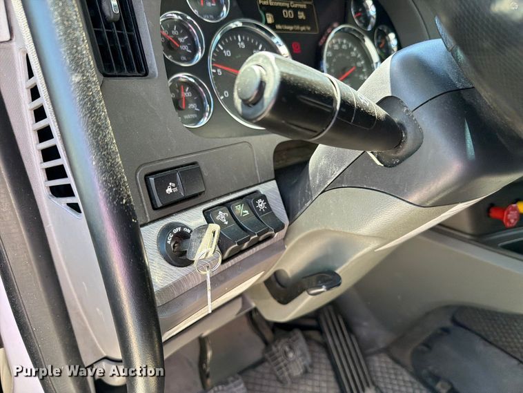 image for item FC3152 2016 Kenworth T680 semi truck