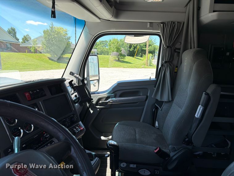 image for item FC3152 2016 Kenworth T680 semi truck