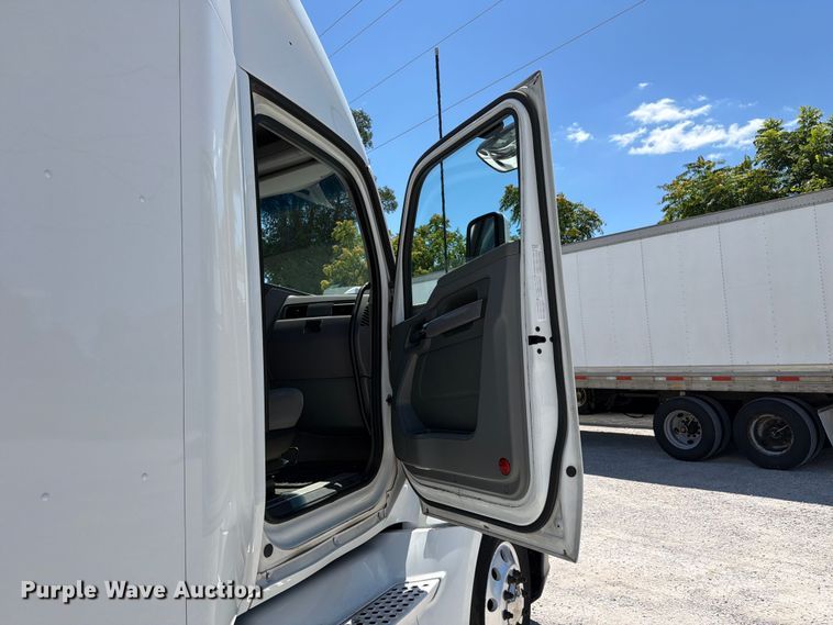 image for item FC3152 2016 Kenworth T680 semi truck