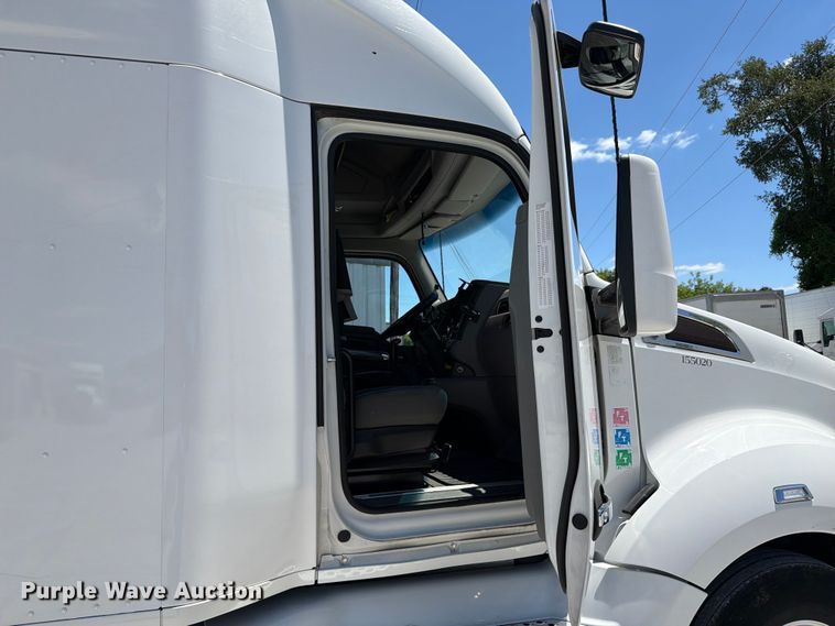 image for item FC3152 2016 Kenworth T680 semi truck