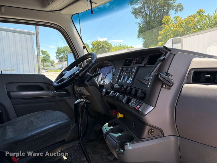 image for item FC3152 2016 Kenworth T680 semi truck