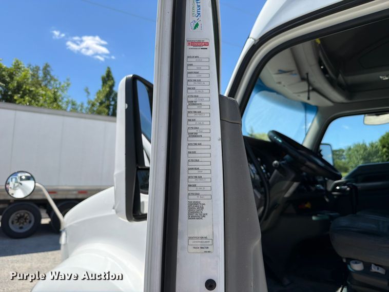 image for item FC3152 2016 Kenworth T680 semi truck