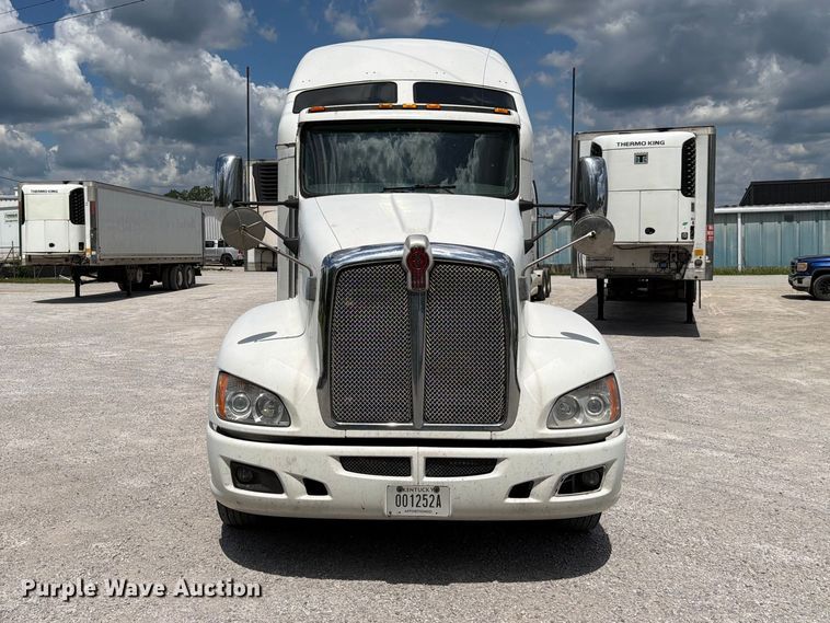 image for item FC3154 2014 Kenworth T660 semi truck