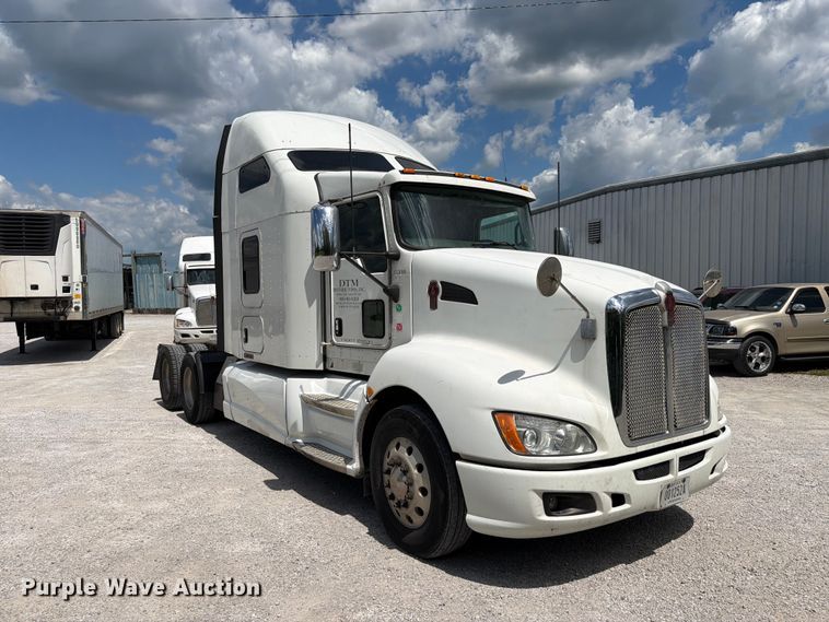 image for item FC3154 2014 Kenworth T660 semi truck
