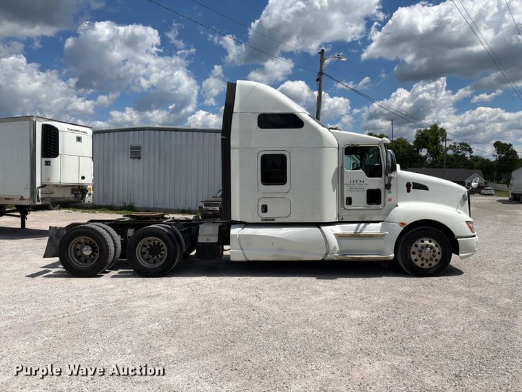 image for item FC3154 2014 Kenworth T660 semi truck