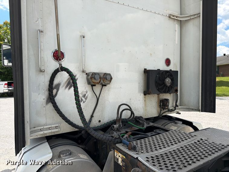 image for item FC3154 2014 Kenworth T660 semi truck