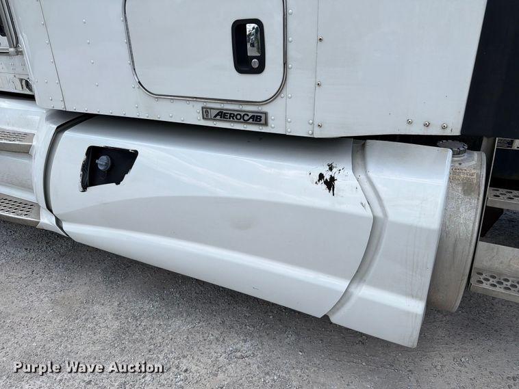 image for item FC3154 2014 Kenworth T660 semi truck