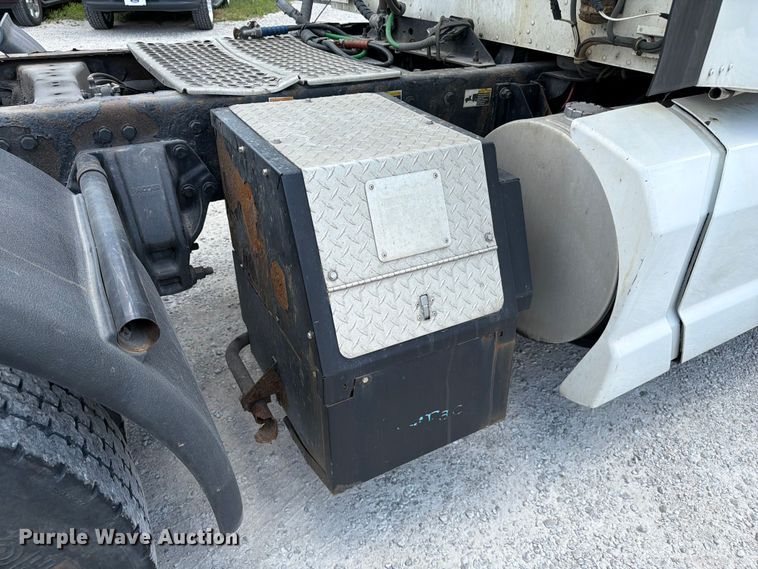 image for item FC3154 2014 Kenworth T660 semi truck