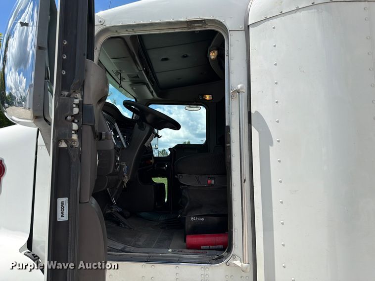 image for item FC3154 2014 Kenworth T660 semi truck