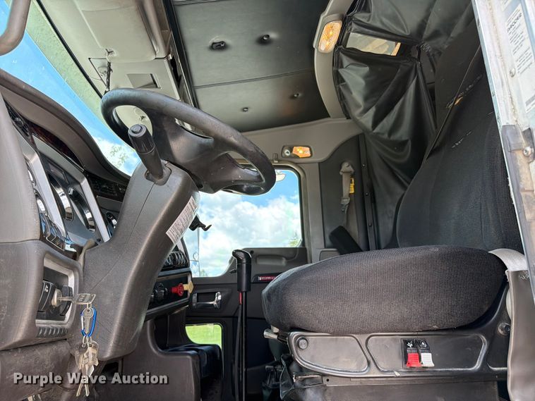 image for item FC3154 2014 Kenworth T660 semi truck