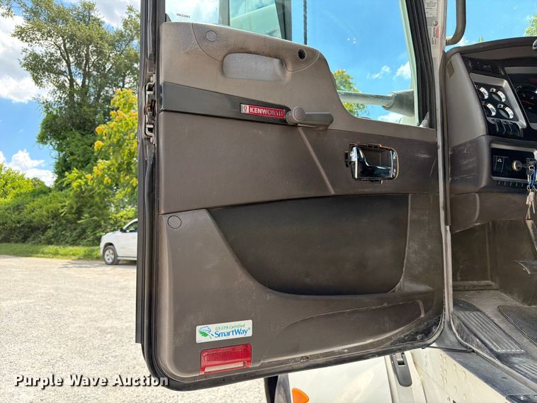 image for item FC3154 2014 Kenworth T660 semi truck