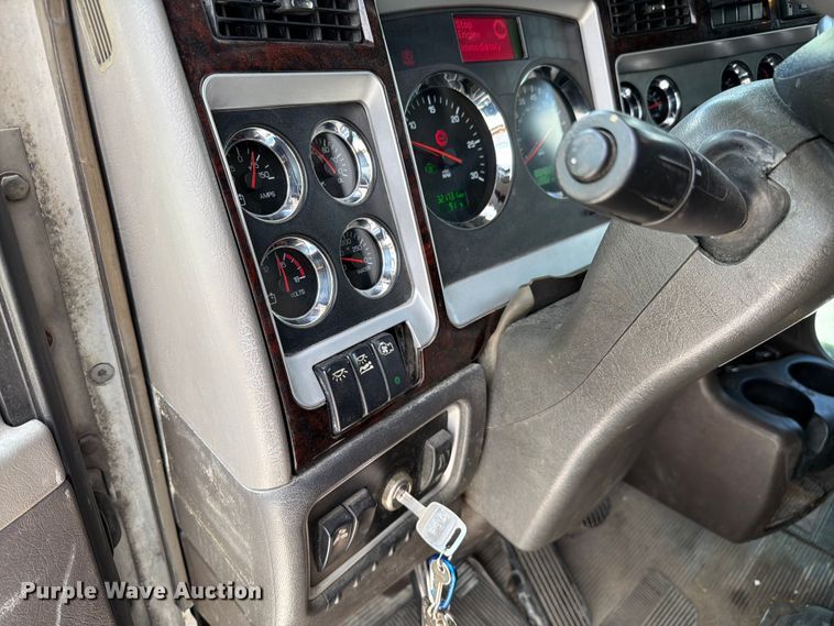 image for item FC3154 2014 Kenworth T660 semi truck