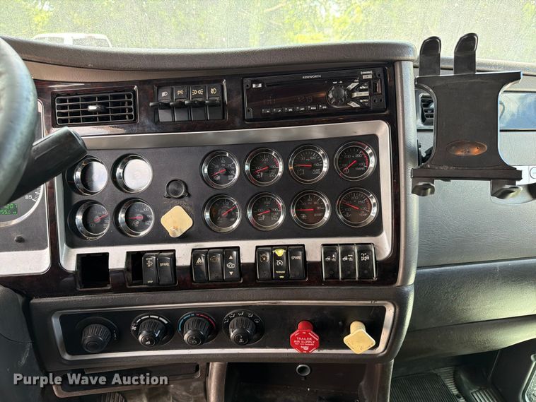 image for item FC3154 2014 Kenworth T660 semi truck