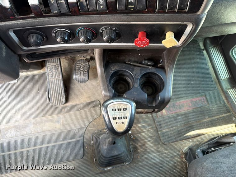 image for item FC3154 2014 Kenworth T660 semi truck