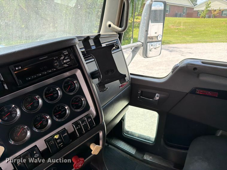 image for item FC3154 2014 Kenworth T660 semi truck