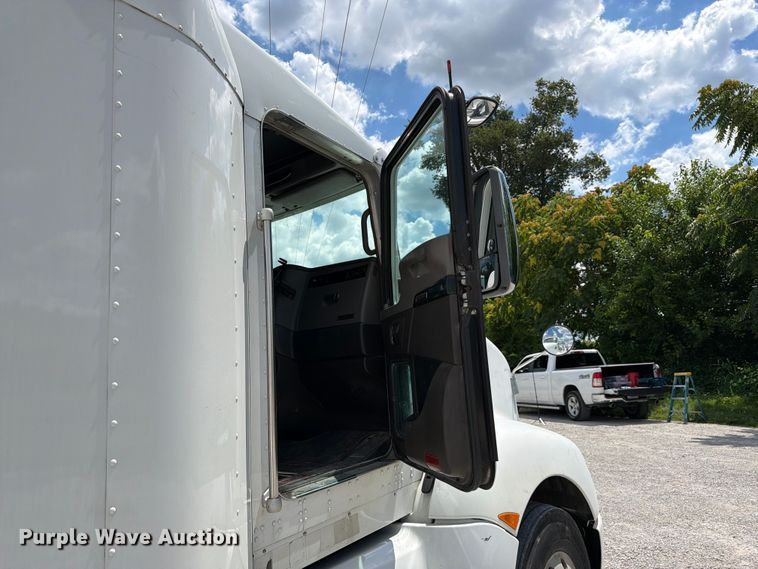 image for item FC3154 2014 Kenworth T660 semi truck