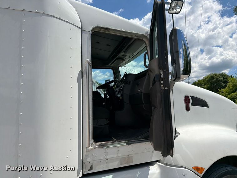 image for item FC3154 2014 Kenworth T660 semi truck