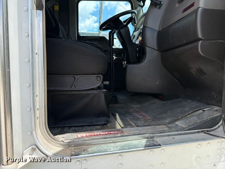image for item FC3154 2014 Kenworth T660 semi truck