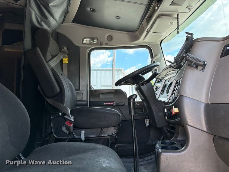image for item FC3154 2014 Kenworth T660 semi truck