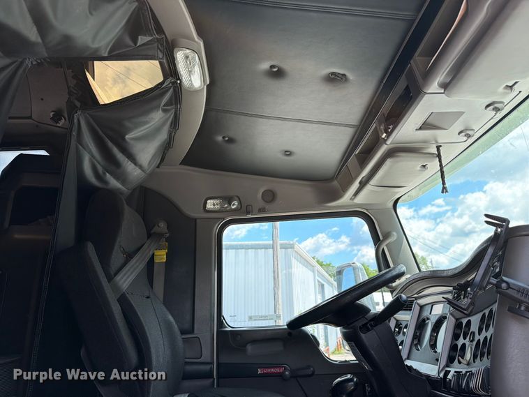 image for item FC3154 2014 Kenworth T660 semi truck