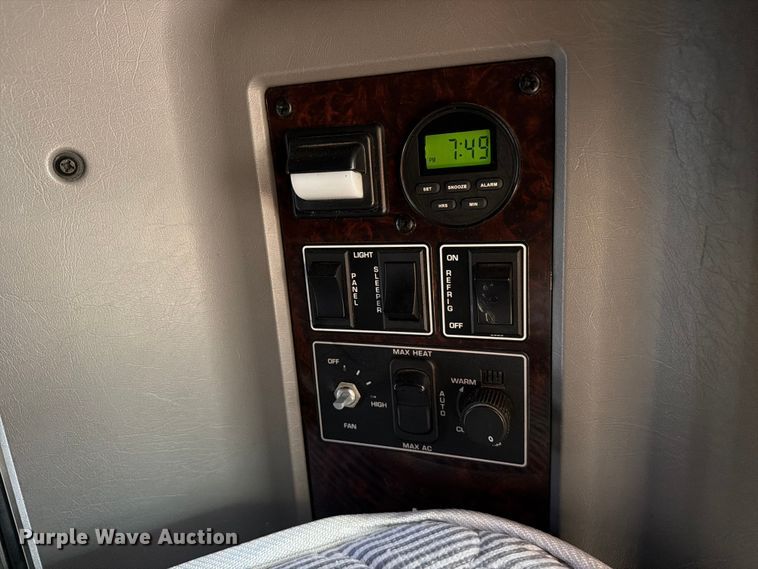 image for item FC3154 2014 Kenworth T660 semi truck