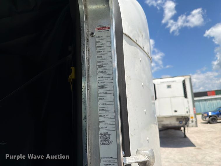 image for item FC3154 2014 Kenworth T660 semi truck