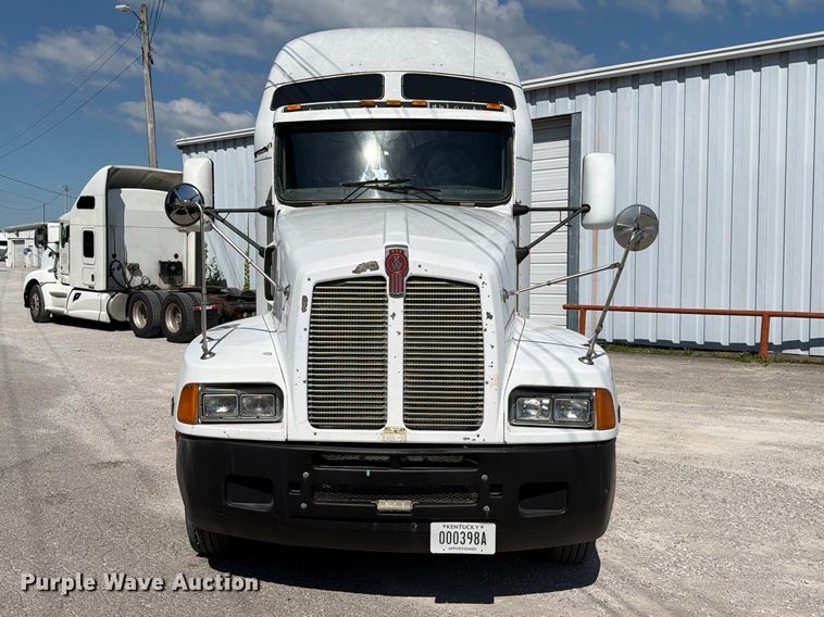 image for item FC3156 2004 Kenworth T600 semi truck