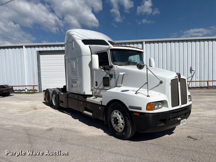 image for item FC3156 2004 Kenworth T600 semi truck