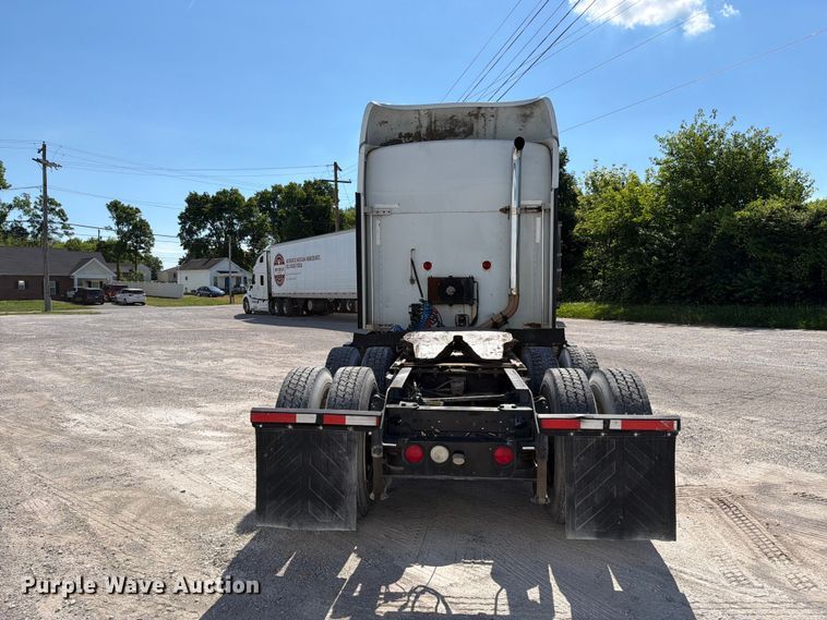 image for item FC3156 2004 Kenworth T600 semi truck
