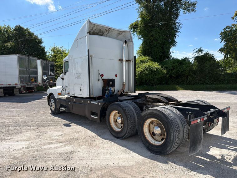 image for item FC3156 2004 Kenworth T600 semi truck