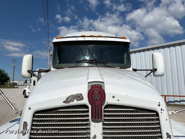 image for item FC3156 2004 Kenworth T600 semi truck