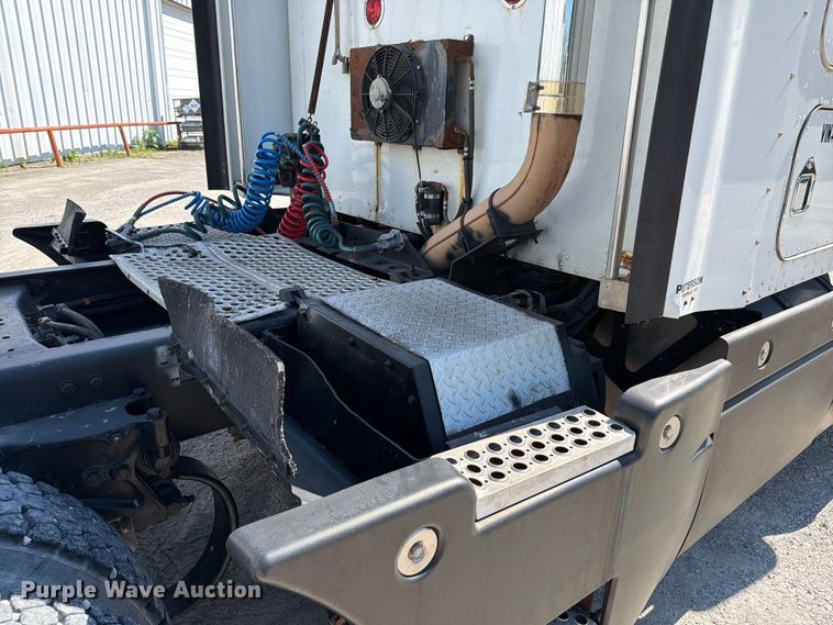 image for item FC3156 2004 Kenworth T600 semi truck