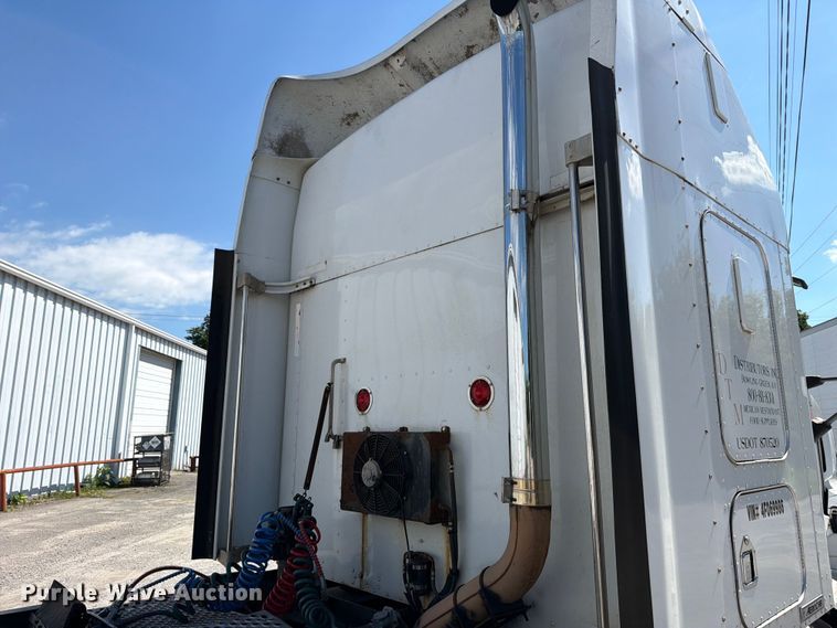 image for item FC3156 2004 Kenworth T600 semi truck
