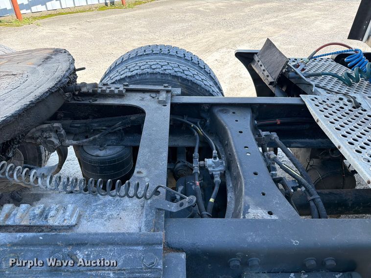 image for item FC3156 2004 Kenworth T600 semi truck