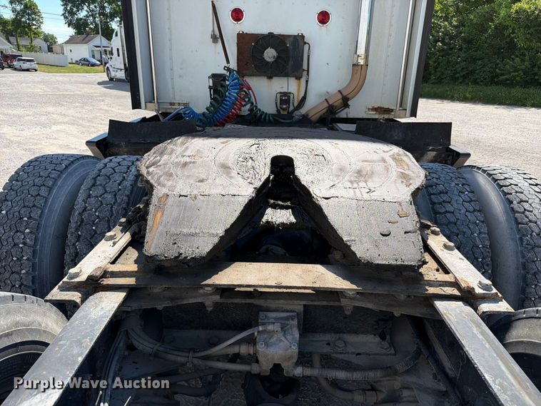 image for item FC3156 2004 Kenworth T600 semi truck