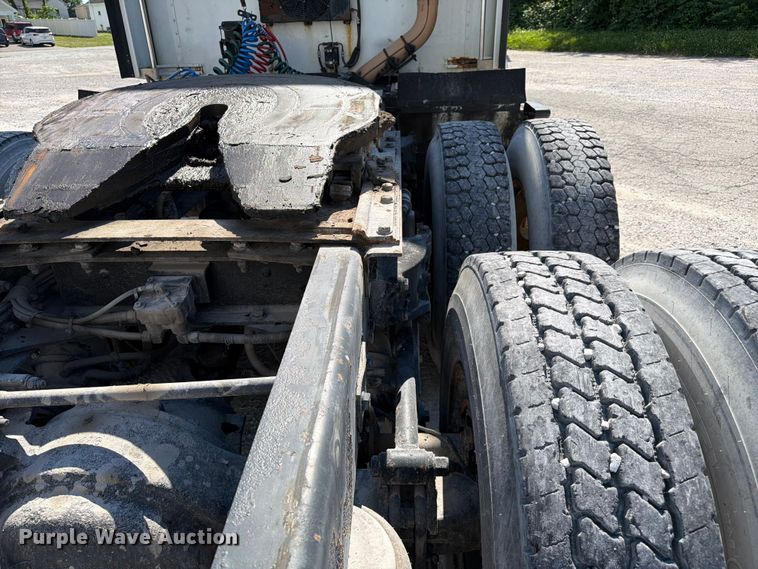 image for item FC3156 2004 Kenworth T600 semi truck