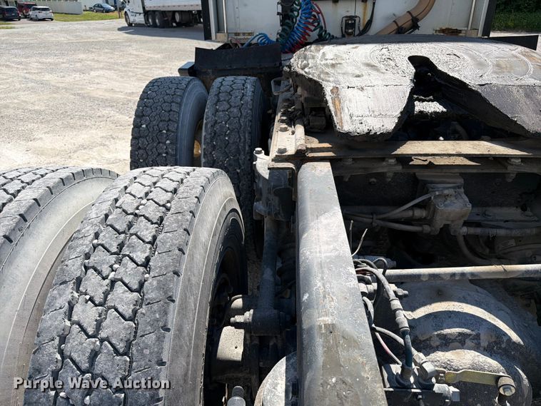 image for item FC3156 2004 Kenworth T600 semi truck